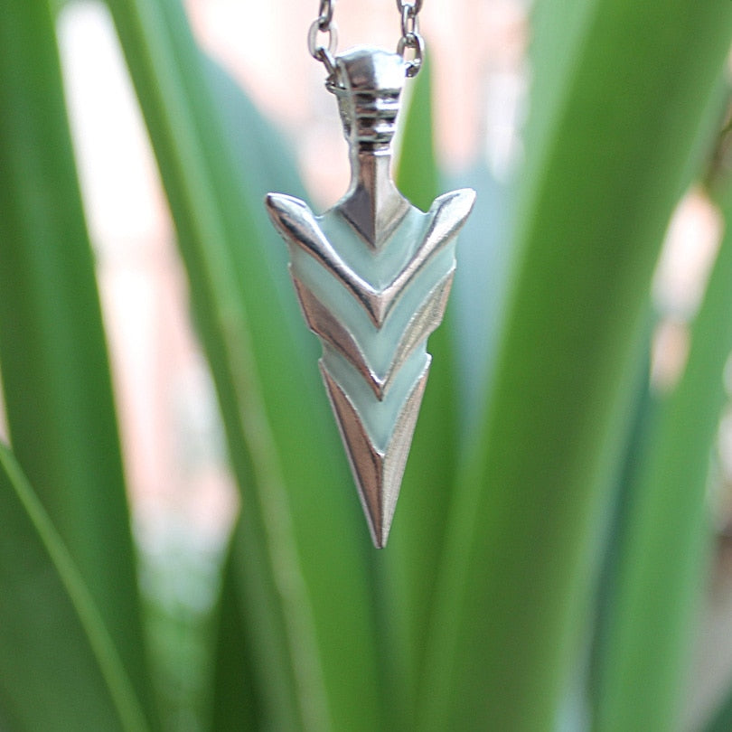 High Quality Glowing Green Arrow necklace Knight spear Necklace GLOW in the DARK Pendants Necklaces women MEN boys girls gift